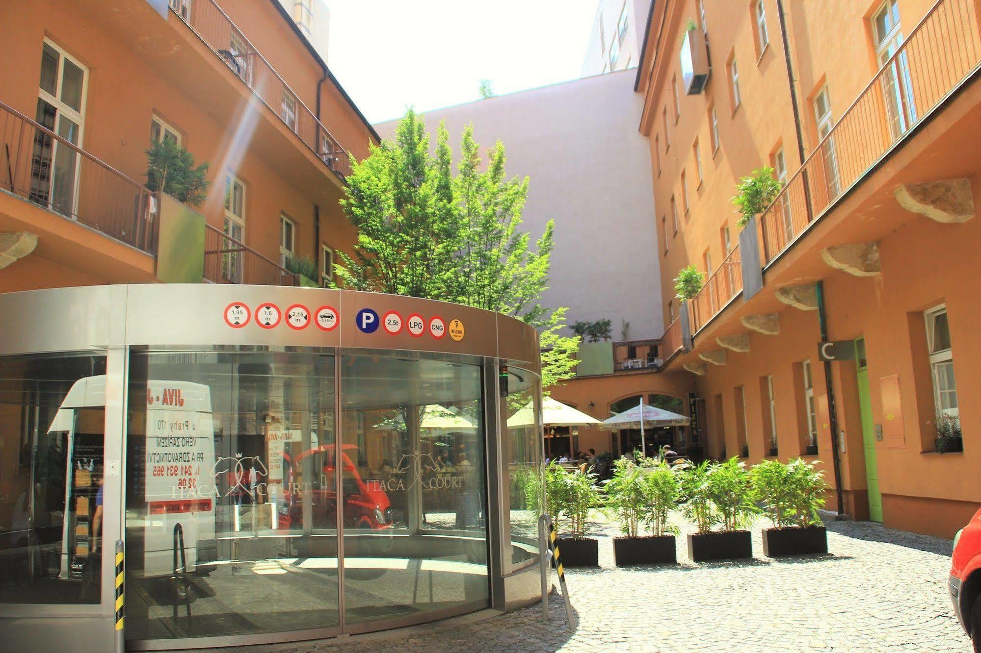 Picasso Apartments Прага Экстерьер фото